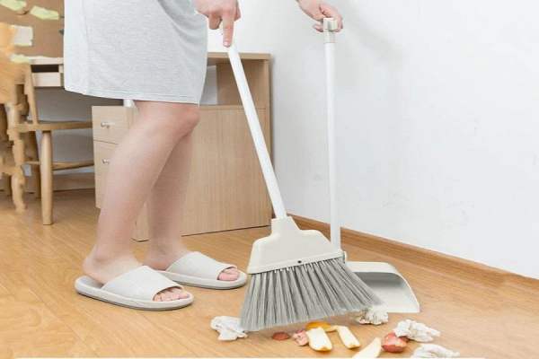 Giải mã giấc mơ thấy quét nhà có nhiều rác bẩn