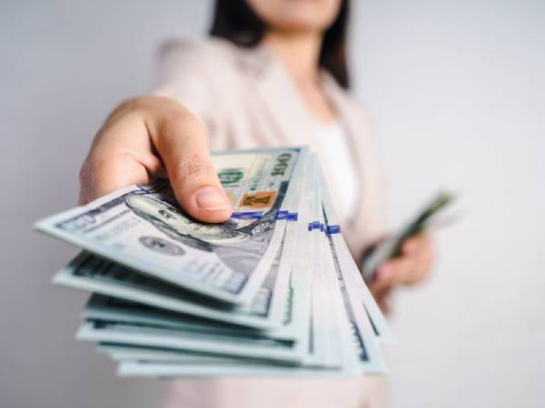 Khám phá ý nghĩa nằm mơ thấy người lạ cho tiền là điềm gì?